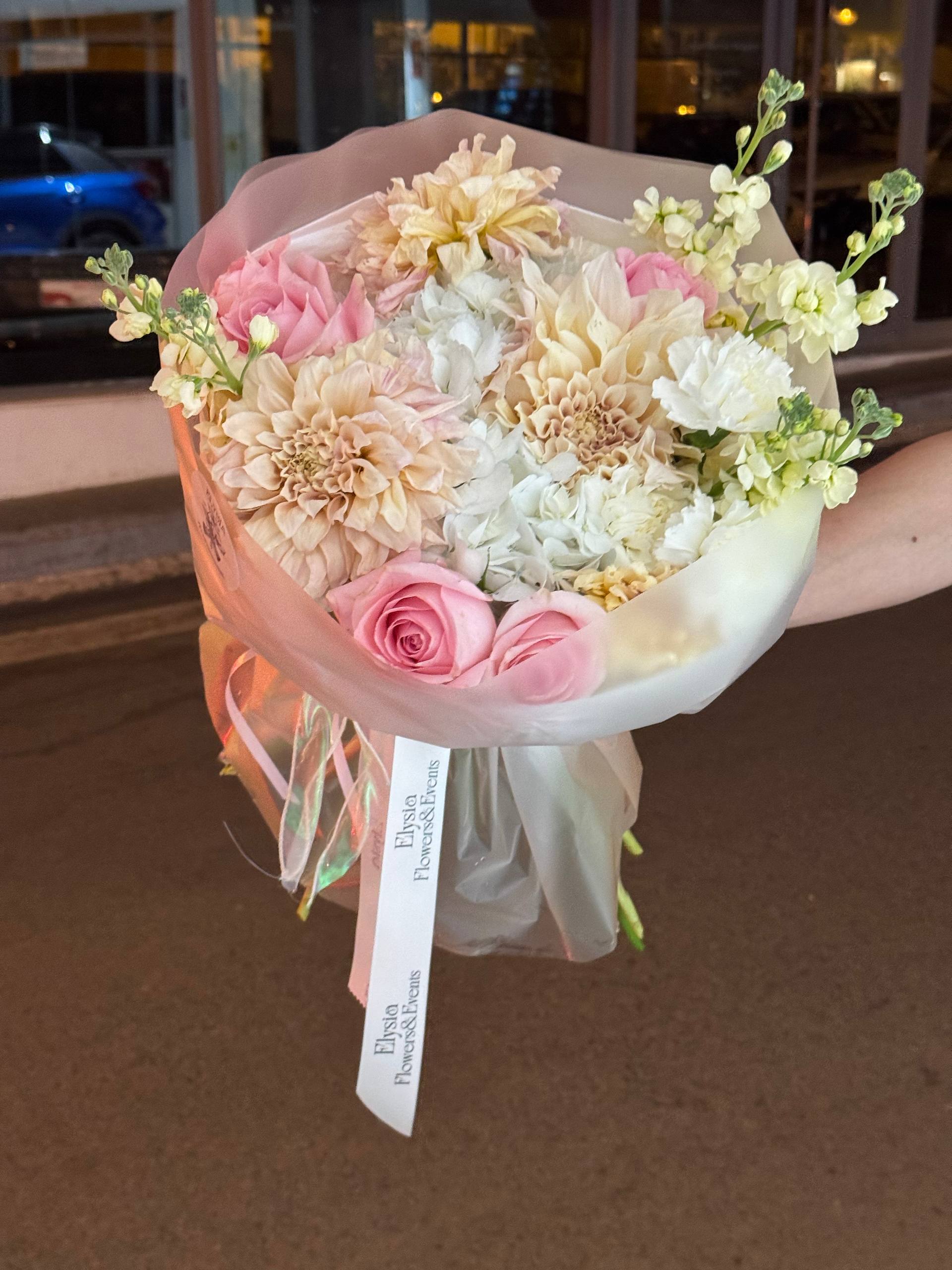 Bouquet of flowers held by a person with a blurred background Ramo de flores sostenido por una persona con un fondo borroso